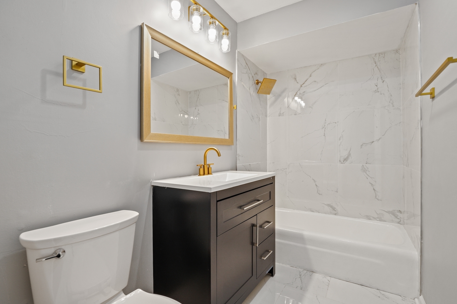 3518 South Manor Drive Lansing, IL 60438 - Photo 15 of 27 a bathroom with a sink a toilet and a bathtub