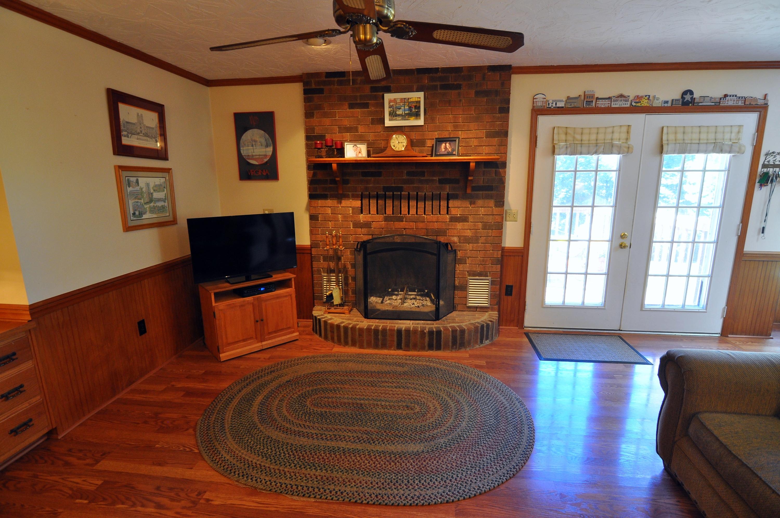 4744 Phyllis Road Northeast Roanoke, VA 24012 - Photo 15 of 43 Living Room-French Doors to Deck