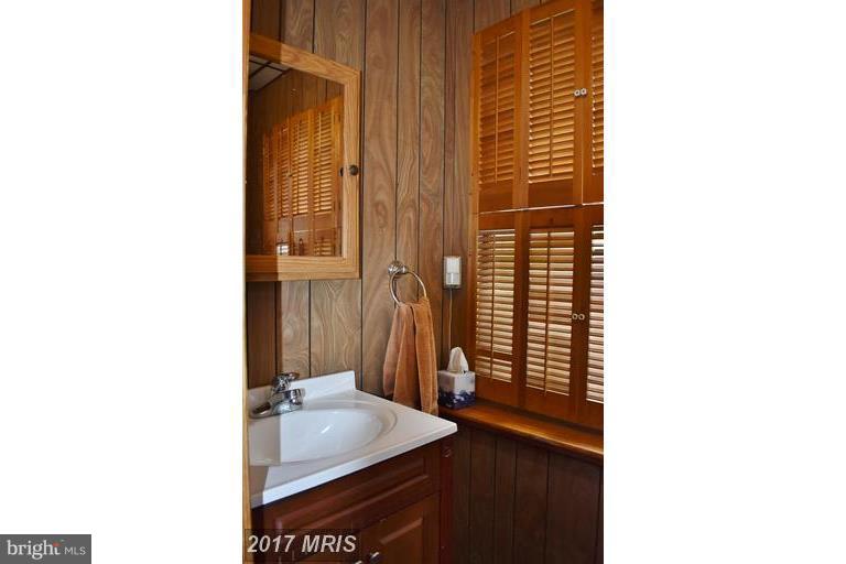 6809 Dunhill Road Baltimore, MD 21222 - Photo 11 of 12 Bath