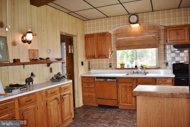 6809 Dunhill Road Baltimore, MD 21222 - Photo 4 of 12 Kitchen