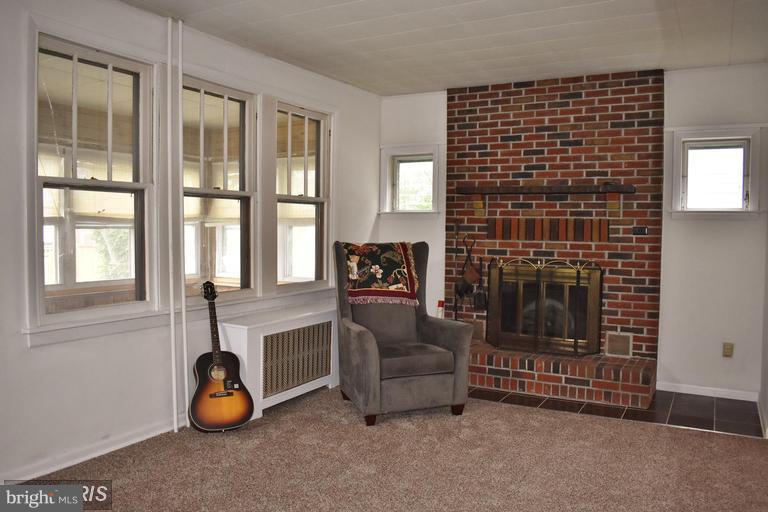 6809 Dunhill Road Baltimore, MD 21222 - Photo 8 of 12 Living Room