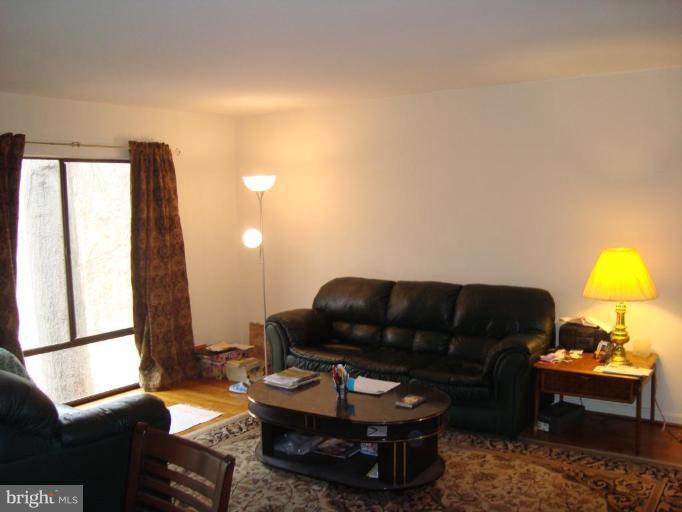 7939 Inverness Ridge Road Potomac, MD 20854 - Photo 3 of 10 LIVING ROOM