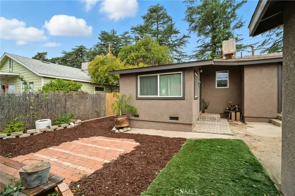 a room with two chair and a mirror