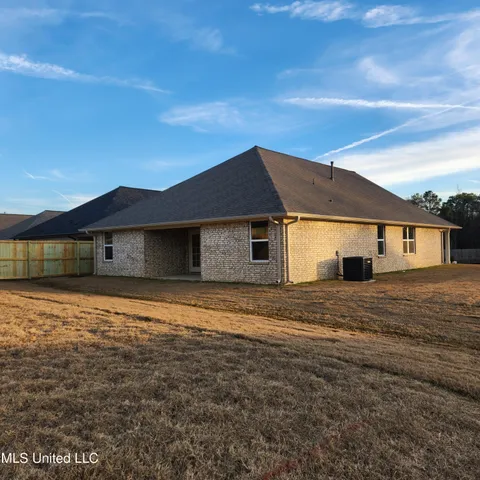 $323,800 | 7721 Ferndale Drive, Olive Branch, MS 38654
