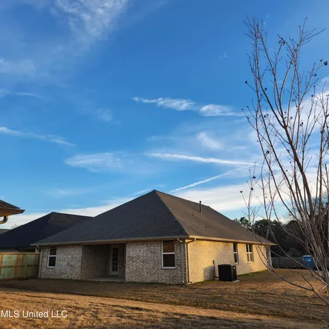 $323,800 | 7721 Ferndale Drive, Olive Branch, MS 38654