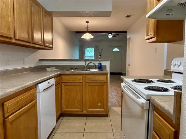 $1,600 | 3014 Destrehan Avenue, Harvey, LA 70058