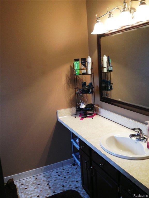 588 Kentucky Drive Rochester, MI 48307 - Photo 18 of 26 Master full bath
