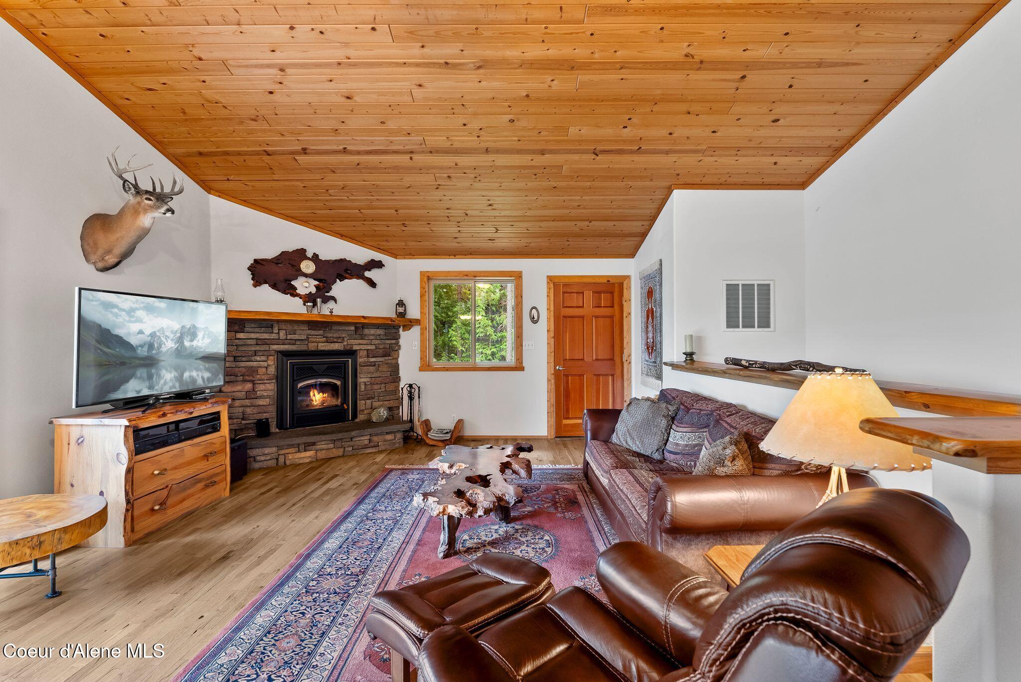 335 Tamarack Lane Sagle, ID 83860 - Photo 6 of 60 Living Room