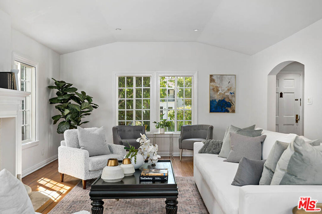 620 North Cherokee Avenue Los Angeles, CA 90004 - Photo 17 of 64 a living room with furniture and a potted plant