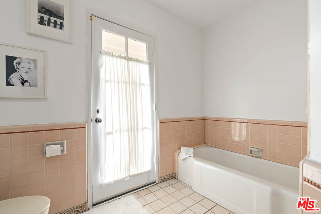 620 North Cherokee Avenue Los Angeles, CA 90004 - Photo 39 of 64 a bathroom with a bathtub and window