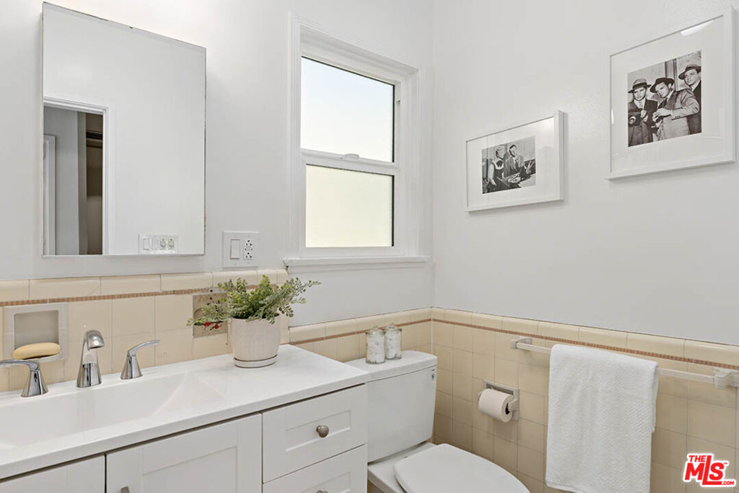620 North Cherokee Avenue Los Angeles, CA 90004 - Photo 47 of 64 a bathroom with a sink mirror and toilet