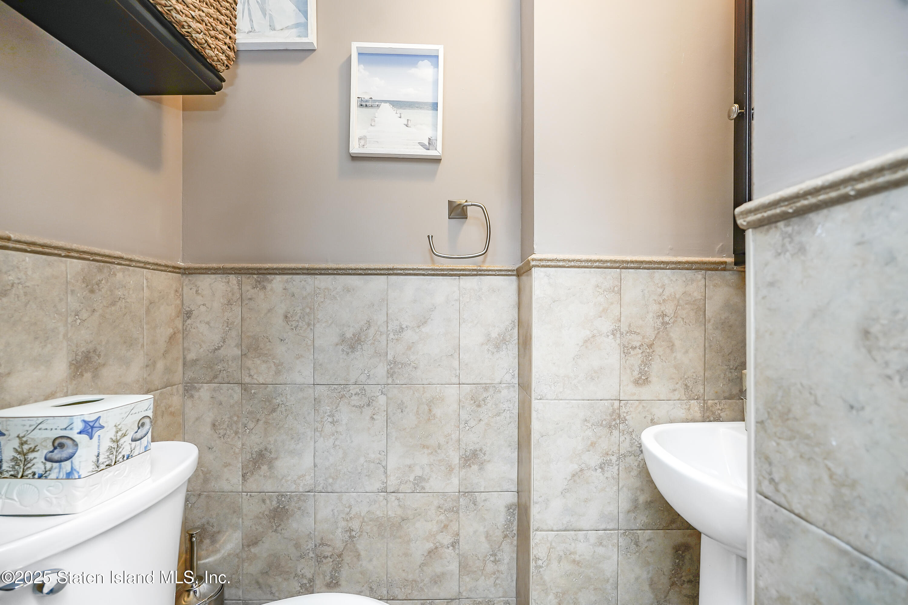 994 Rensselaer Avenue Staten Island, NY 10309 - Photo 13 of 34 a bathroom with a bathtub and shower