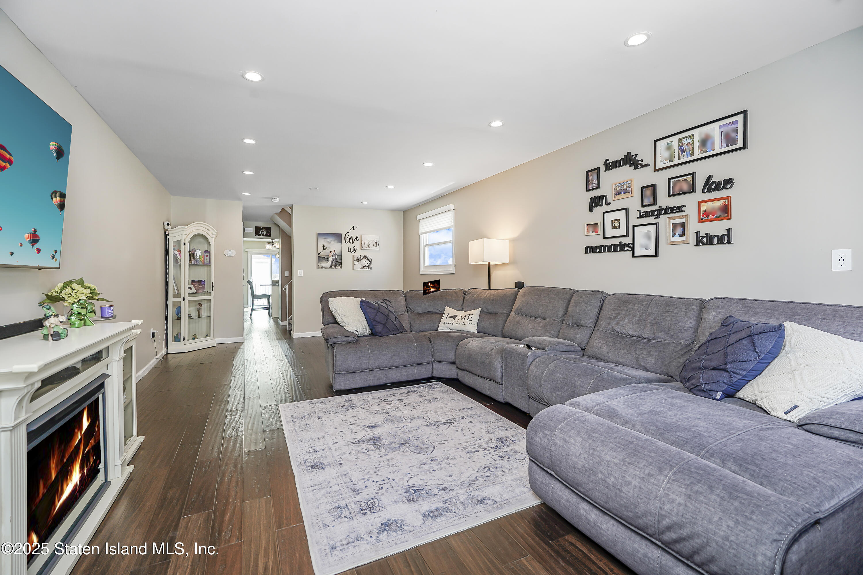994 Rensselaer Avenue Staten Island, NY 10309 - Photo 2 of 34 a living room with furniture and a couch