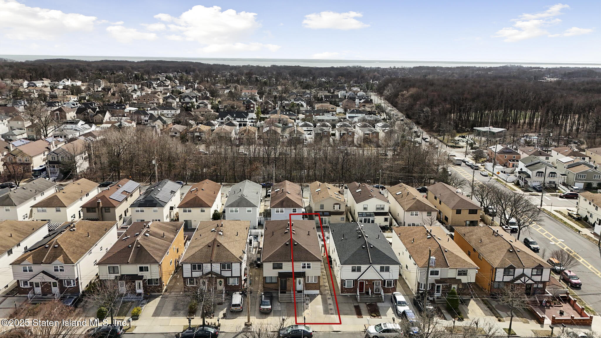 994 Rensselaer Avenue Staten Island, NY 10309 - Photo 33 of 34 a view of a city