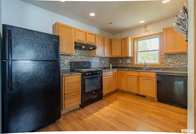 $130,000 | 1064 Monroe Street, Galesburg, IL 61401