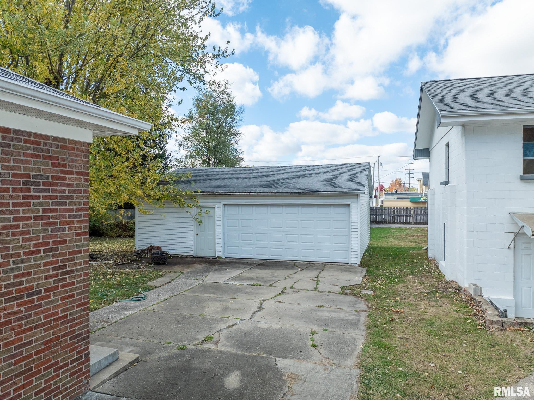 1064 Monroe Street Galesburg, IL 61401 - Photo 4 of 18