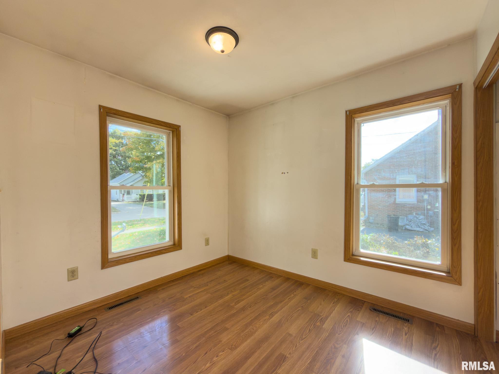 1064 Monroe Street Galesburg, IL 61401 - Photo 6 of 18