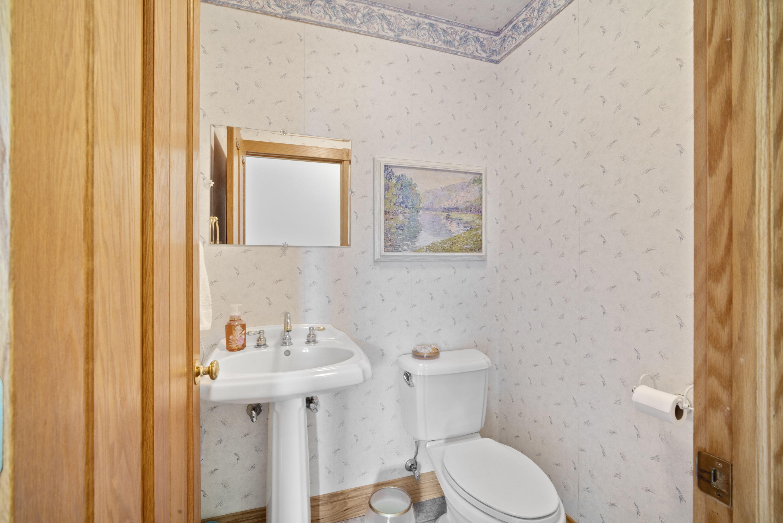 W304-n2470 Maple Avenue Delafield, WI 53072 - Photo 11 of 50 5_imgDSC00095copy