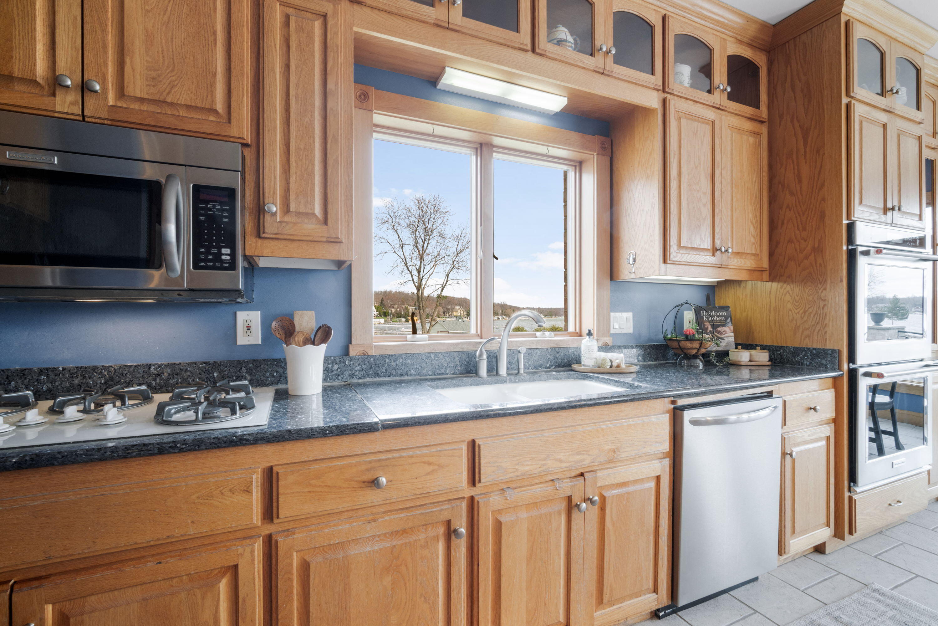 W304-n2470 Maple Avenue Delafield, WI 53072 - Photo 17 of 50 8_imgDSC03511