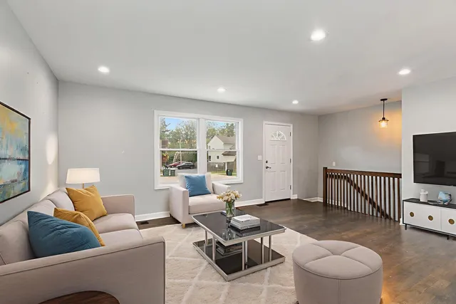 $350,000 | 400 South Collins Street, South Elgin, IL 60177