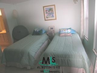 1004 Willow Grove Court Rochester, MI 48307 - Photo 7 of 8 556398-6.JPG