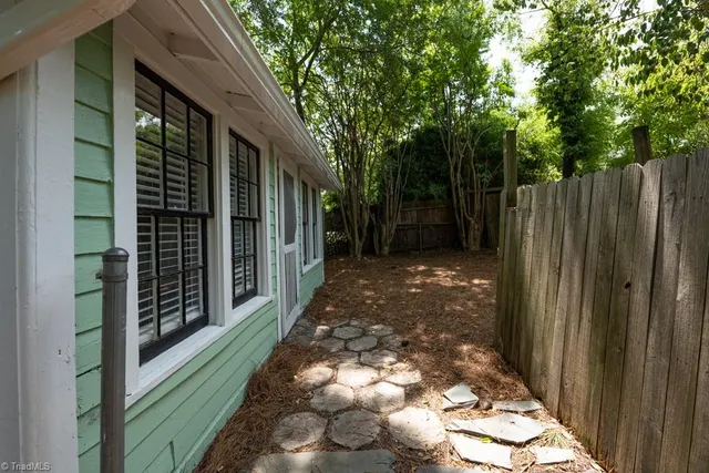$1,600 | 208 Leftwich Street, Unit COTTAGE, Greensboro, NC 27401