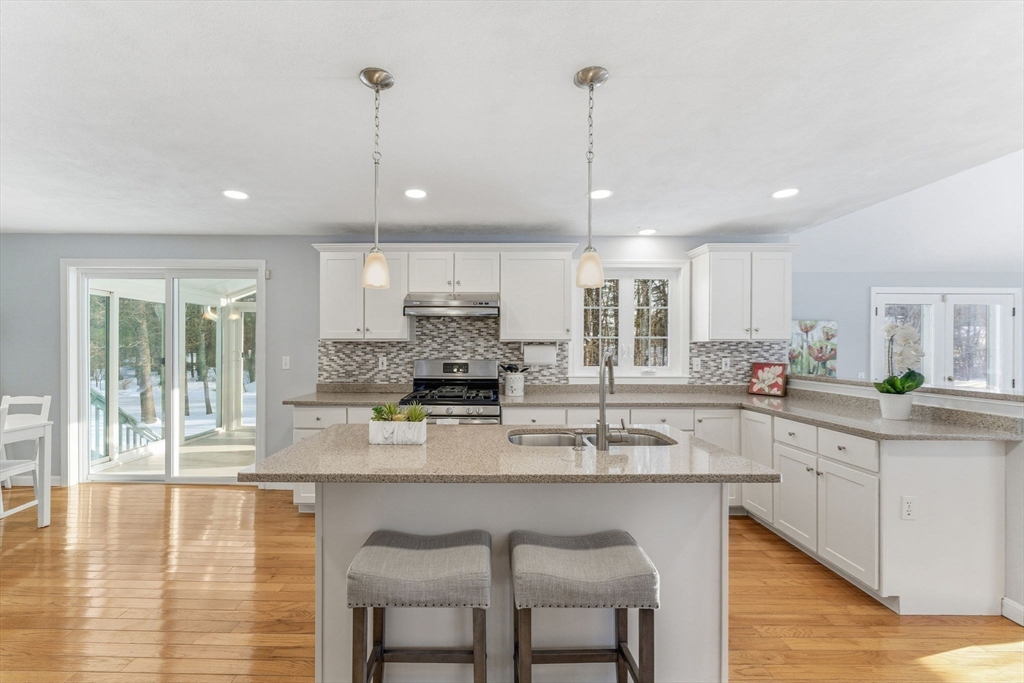 20 Honeysuckle Road Westford, MA 01886 - Photo 7 of 32