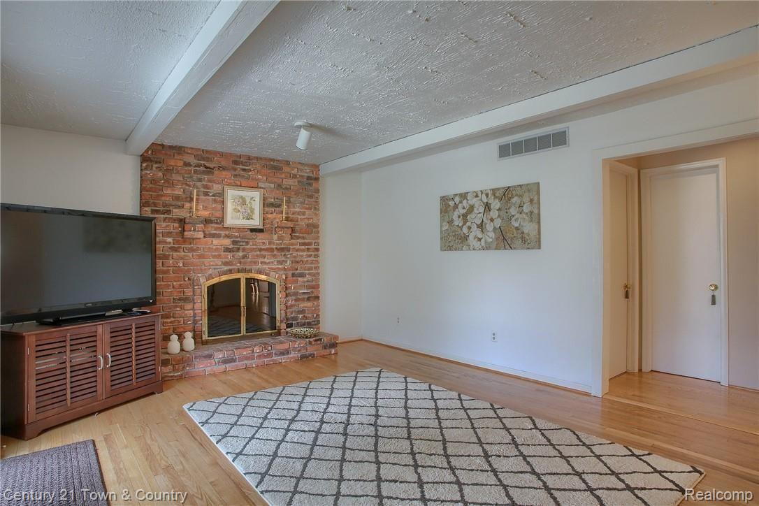 2300 Kingsford Road Rochester, MI 48309 - Photo 15 of 32 15-Family Room 2nd View.jpg