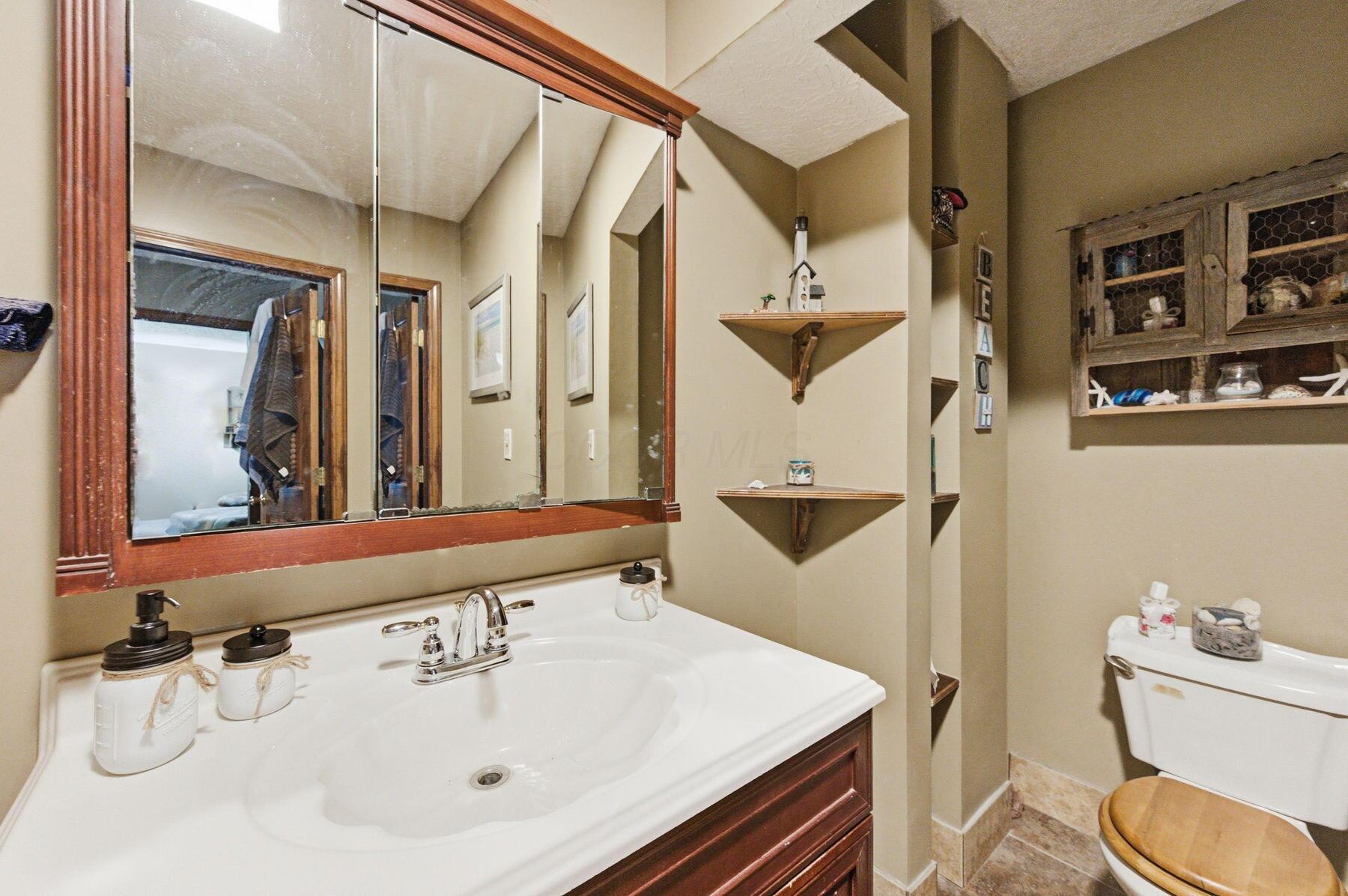 1691 Dyer Road Grove City, OH 43123 - Photo 47 of 108 hallway bath