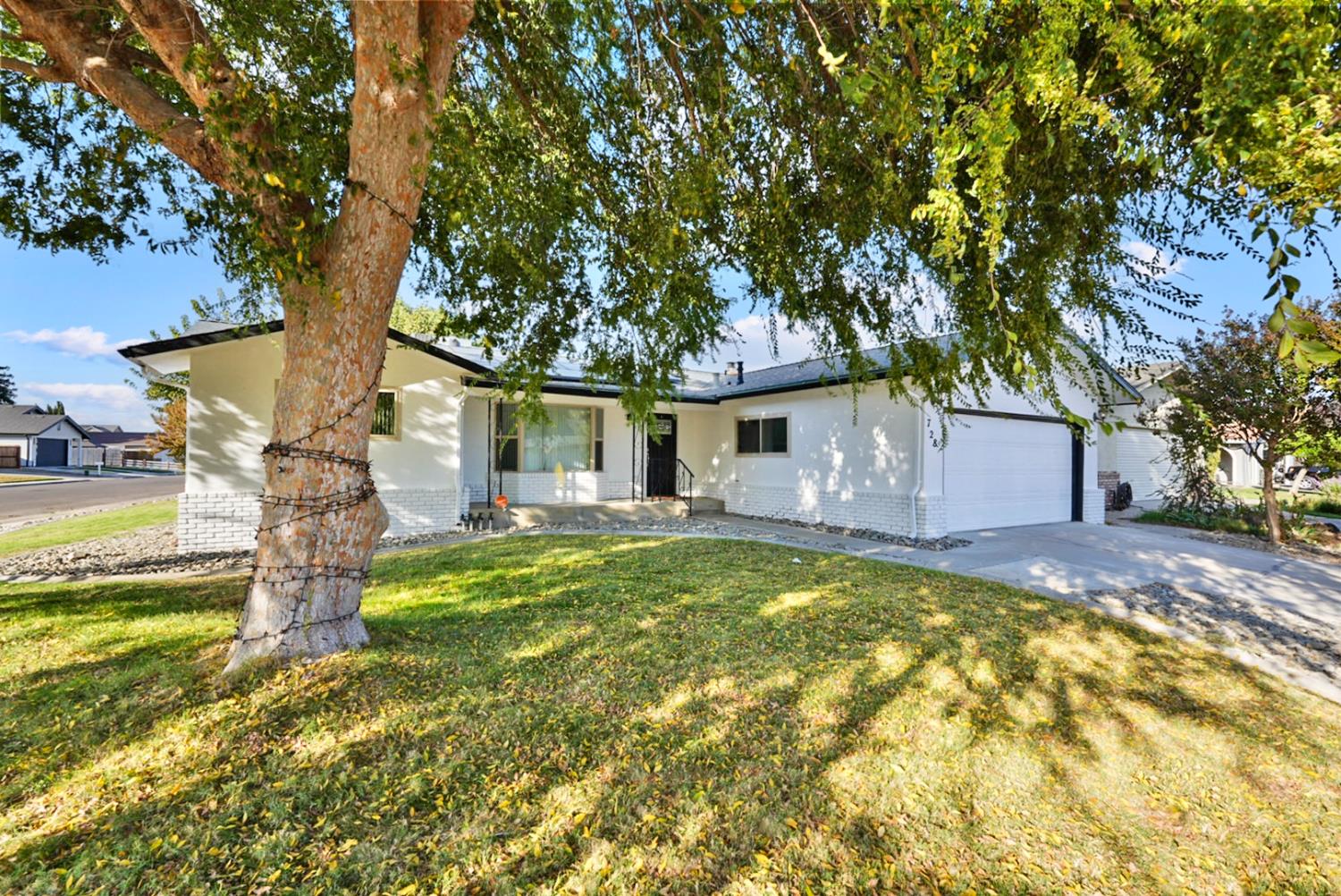 728 R Street Newman, CA 95360 - Photo 14 of 14 a front view of house with yard and trees