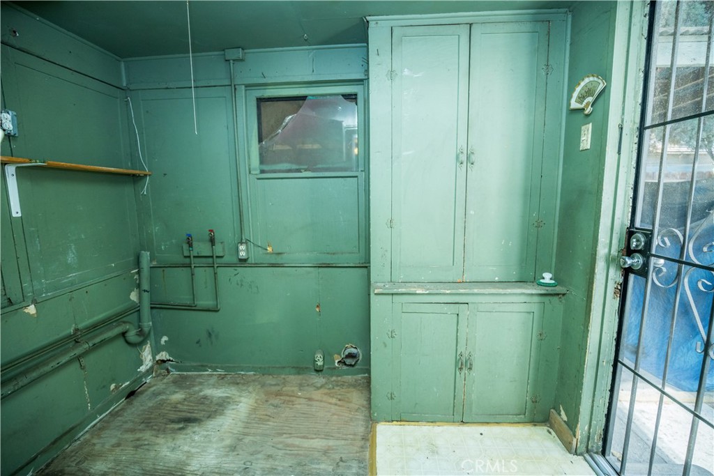 1122 N Street Merced, CA 95341 - Photo 20 of 33 a bathroom with a shower