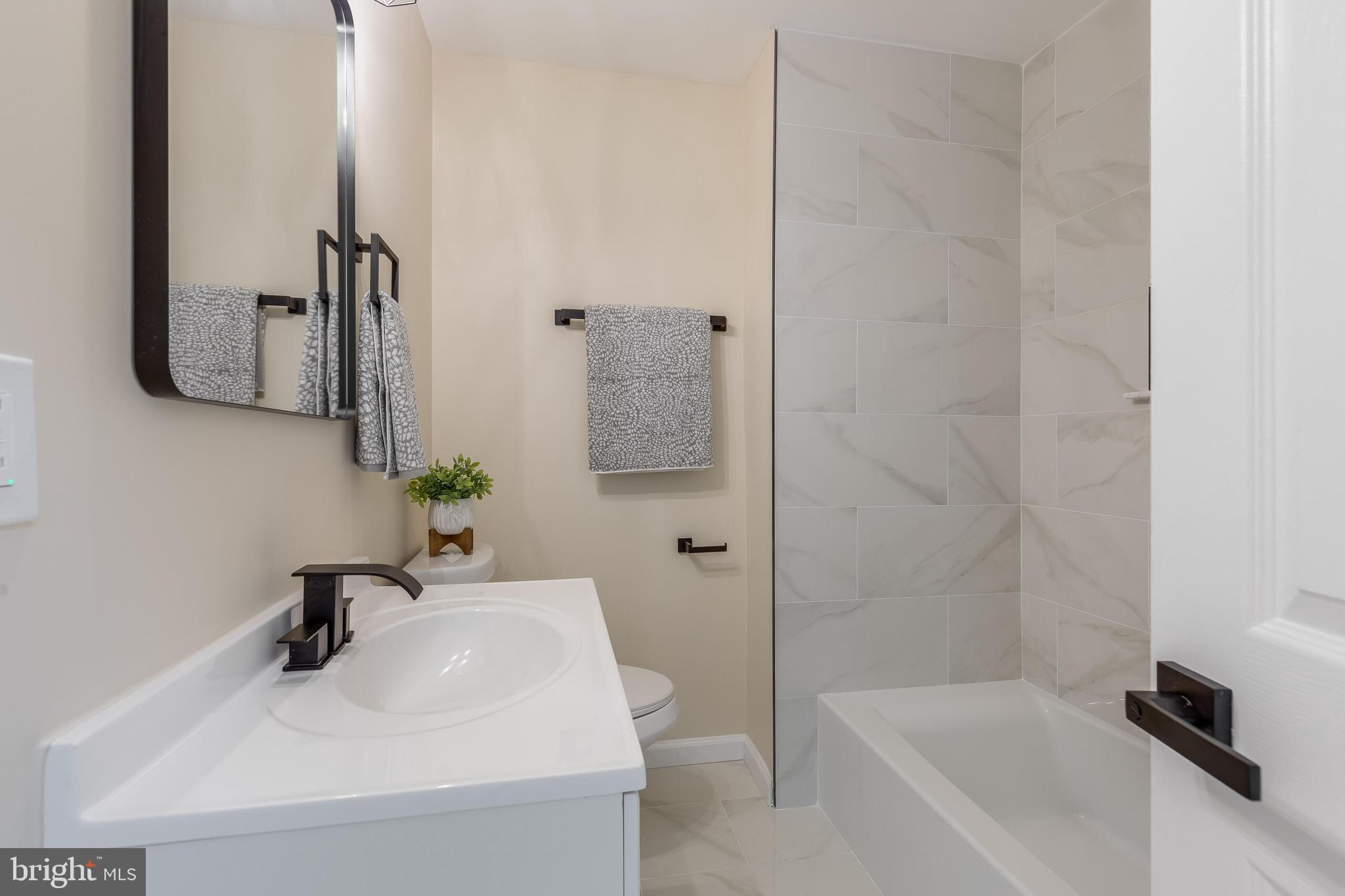 224 Hawk Trail Winchester, VA 22602 - Photo 19 of 29 a bathroom with a sink and a bathtub