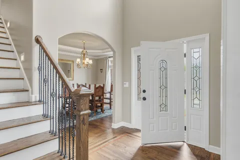 a view of entryway with livingroom