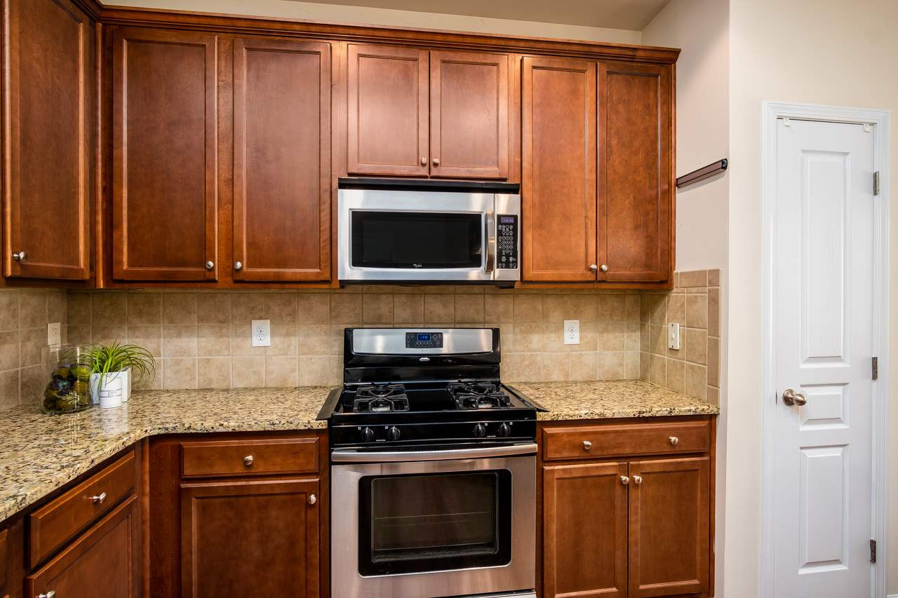 Create a chef inspired meal on the Stainless Steel Gas Range and Microwave Oven Vent Hood. Stainless Steel Gas Range