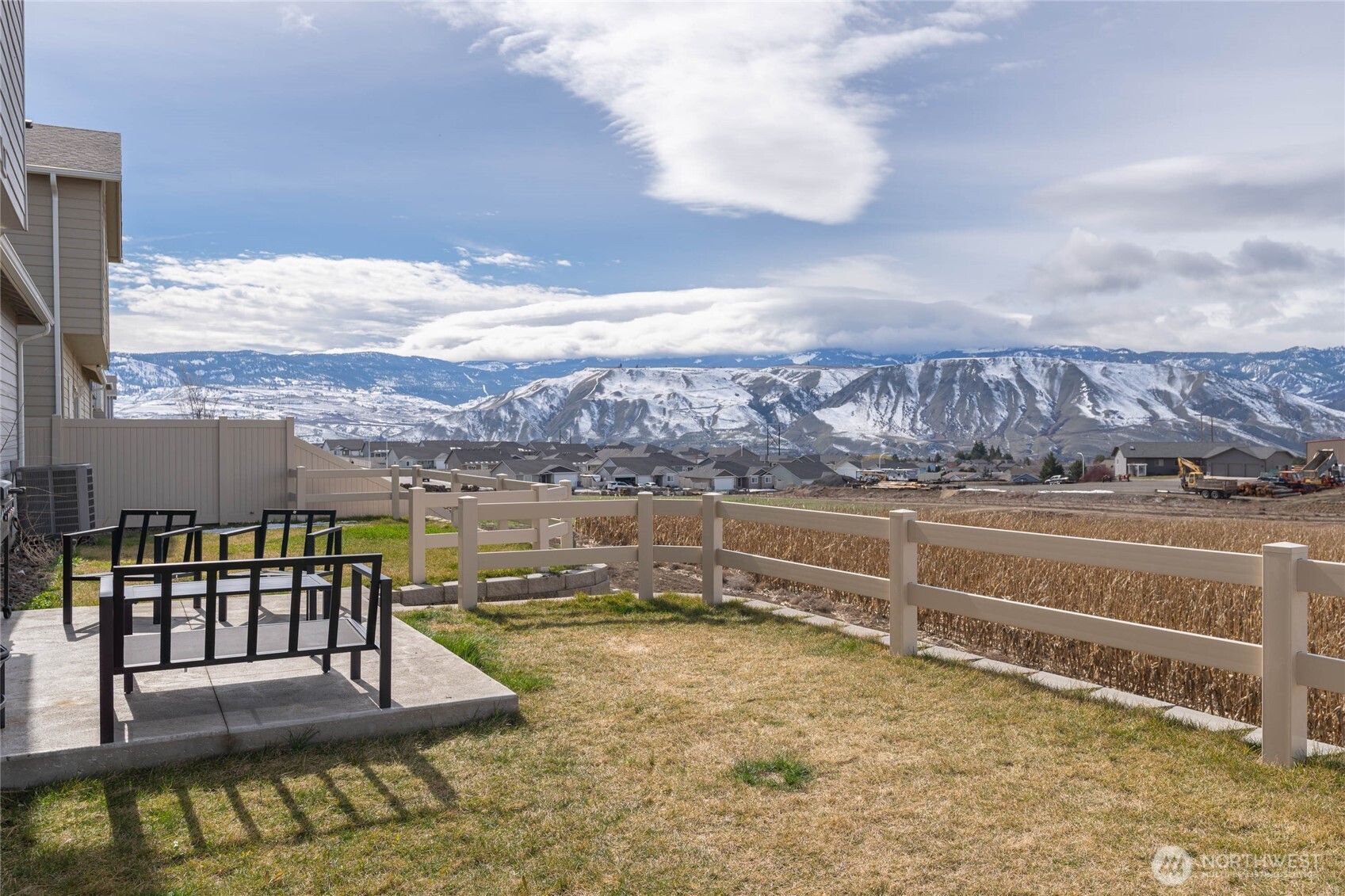 2247 S. Mystical Loop East Wenatchee, WA 98802 - Photo 22 of 25 a view of a swimming pool with a lake view