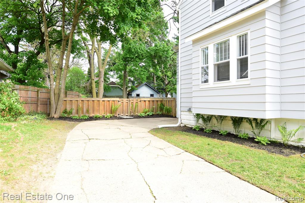 99 Chippewa Road Pontiac, MI 48341 - Photo 4 of 28