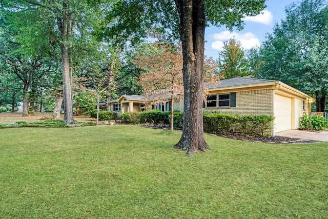 a view of a house with a backyard