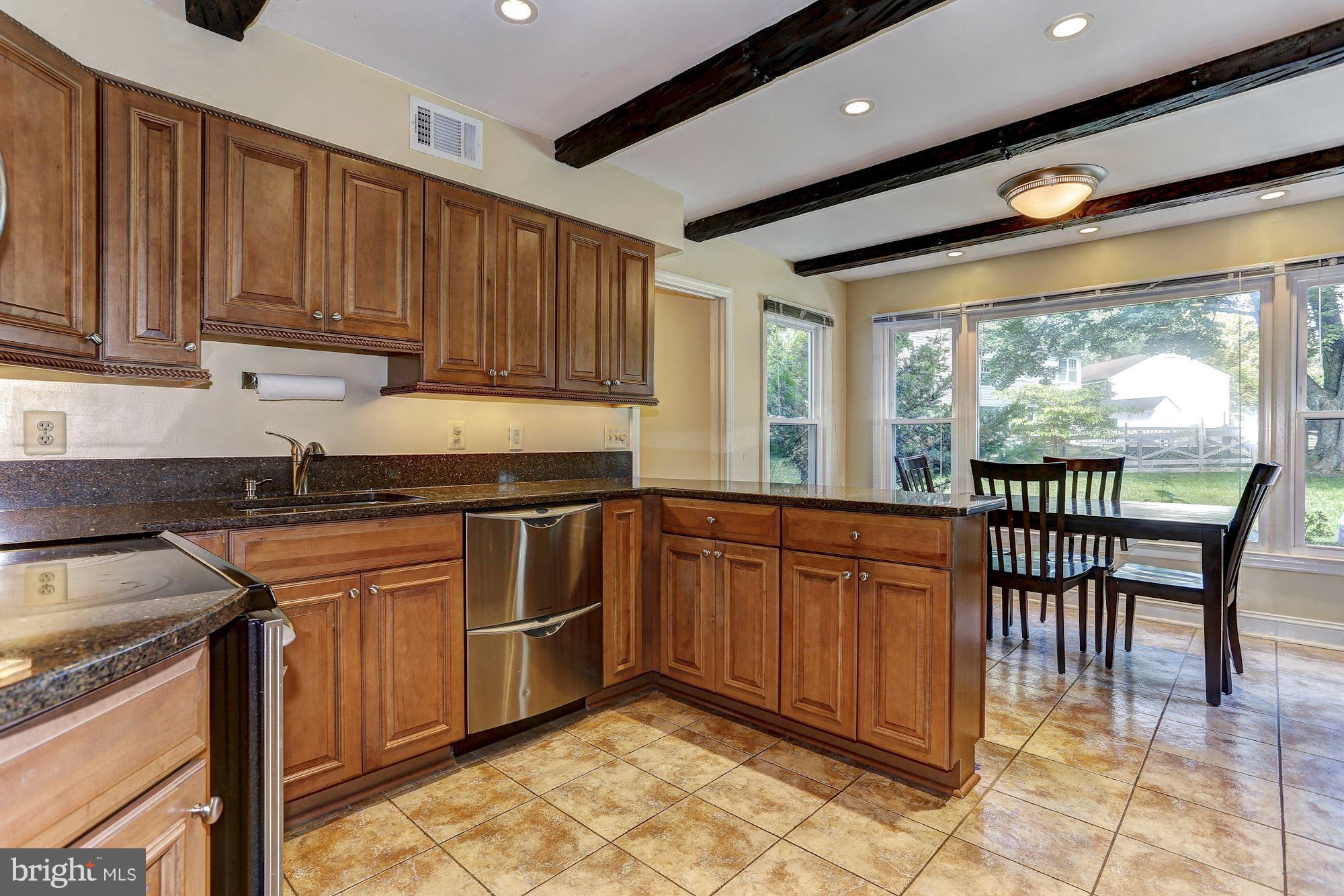 Updated kitchen, ceramic floor, granite counters