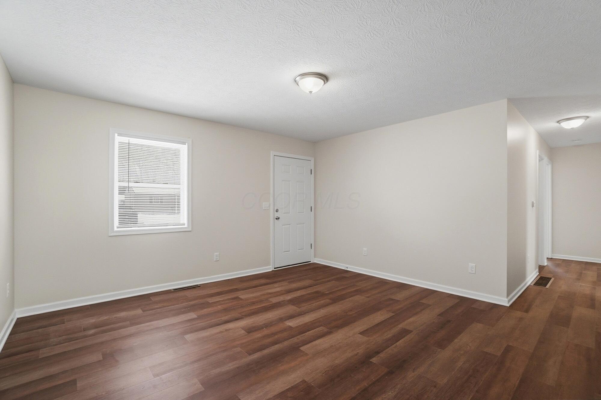 3824 Wade Road Columbus, OH 43232 - Photo 7 of 42 Living Room