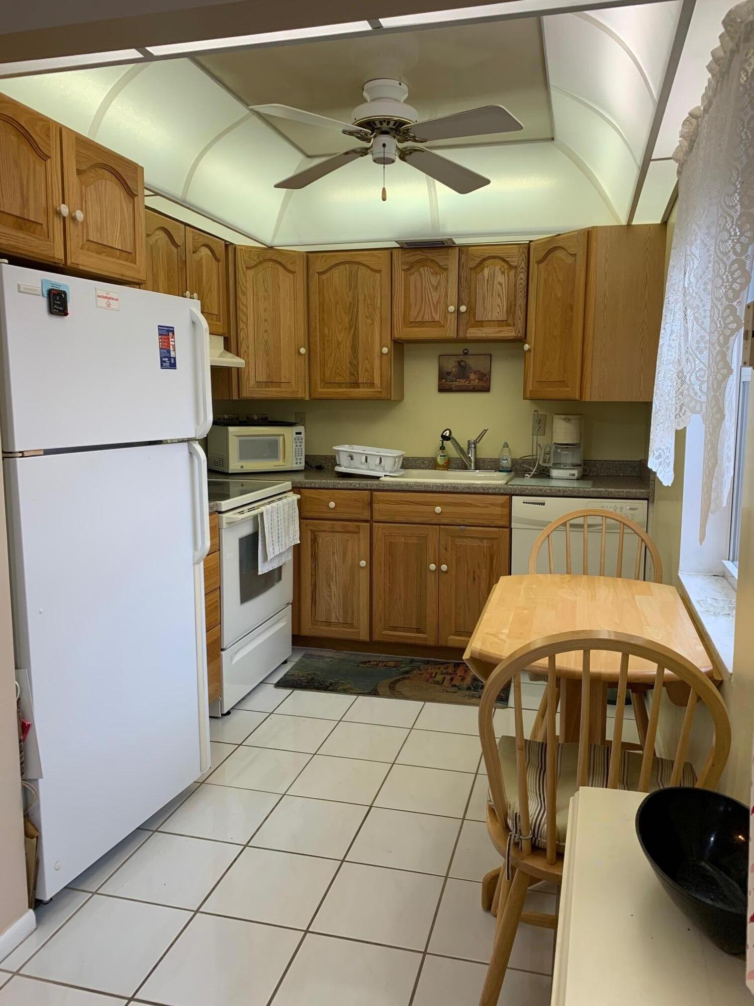 380 Capri H Delray Beach, FL 33484 - Photo 4 of 18 IMG_6286