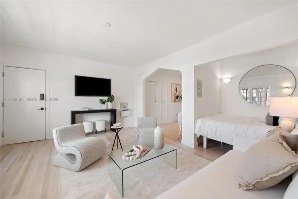 $2,444 | 750 Española Way, Unit 8, Miami Beach, FL 33139