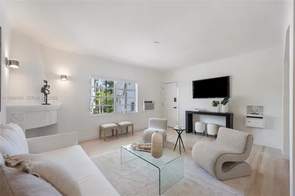 $2,444 | 750 Española Way, Unit 8, Miami Beach, FL 33139