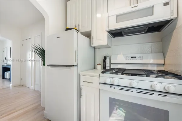 $2,444 | 750 Española Way, Unit 8, Miami Beach, FL 33139