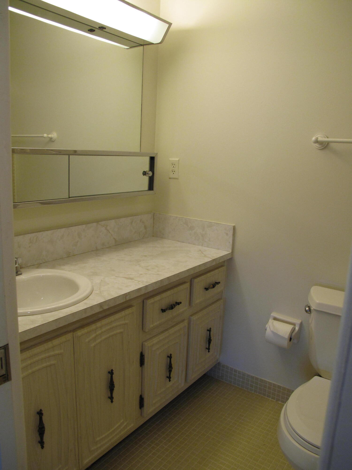 277 West High Point Court, Unit D Delray Beach, FL 33445 - Photo 18 of 47 Guest Bathroom