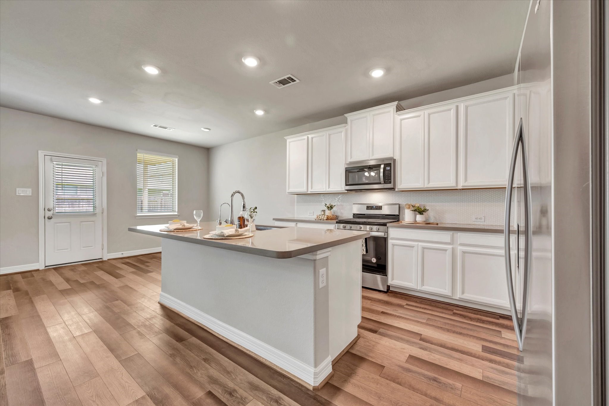 13420 Shellbark Way La Marque, TX 77568 - Photo 6 of 31 Plenty of room in the kitchen for all the cooks and guests to mingle.