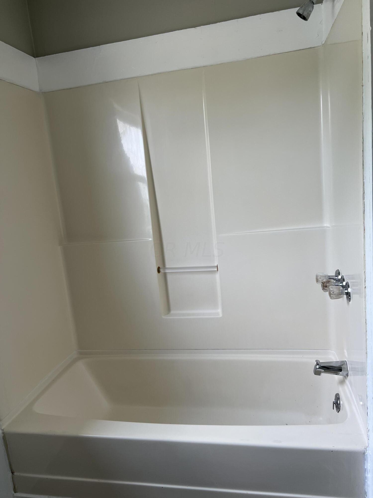 2570 Lockbourne Road Columbus, OH 43207 - Photo 9 of 25 IMG_6753 4