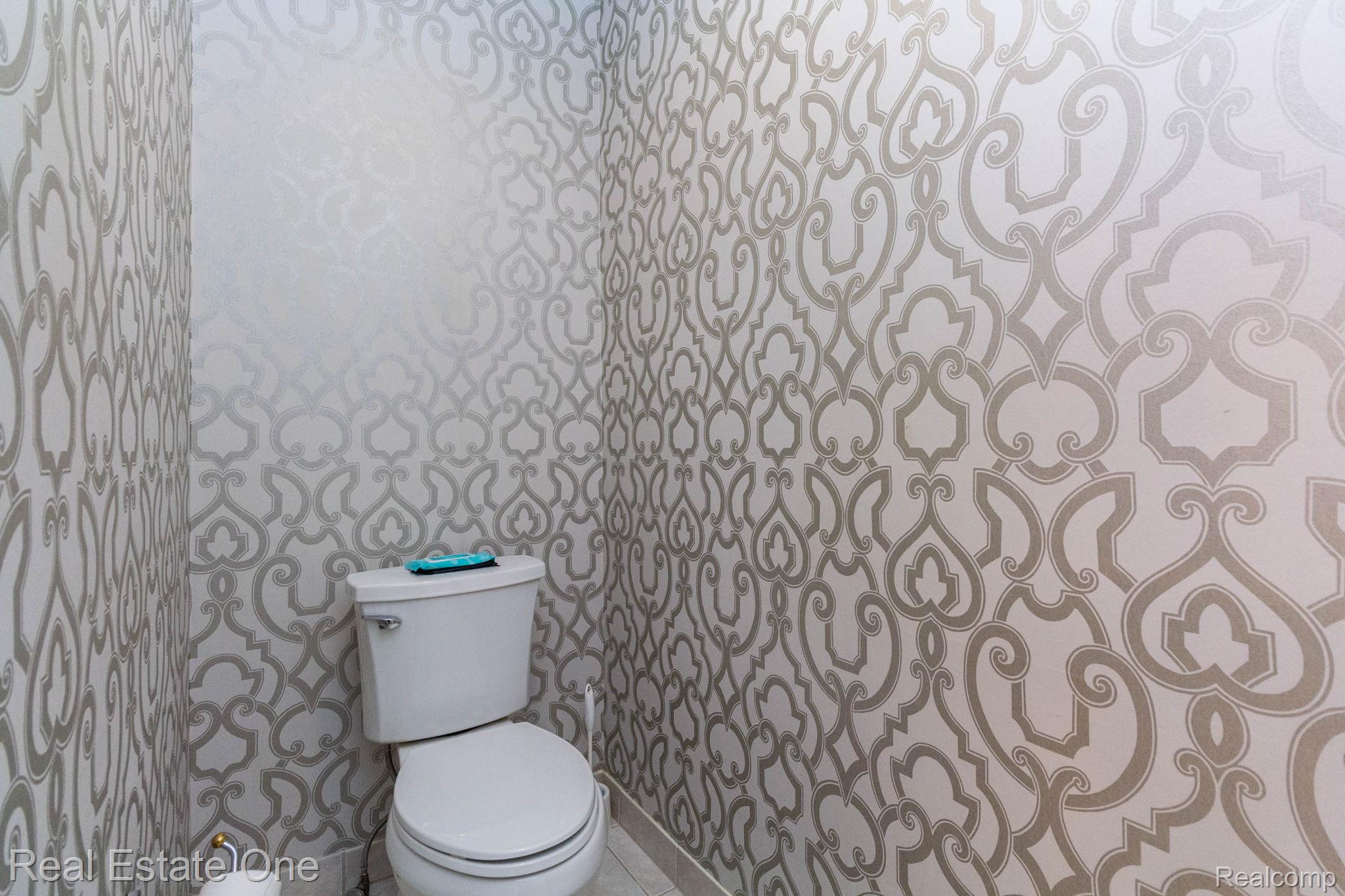 3585 Winding Brk Circle, Unit 89 Rochester, MI 48309 - Photo 35 of 59 Half bath with toilet