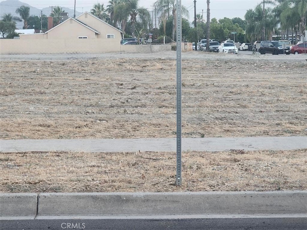 410 East Citrus Street Colton, CA 92324 - Photo 4 of 5 a view of a dry yard and a yard