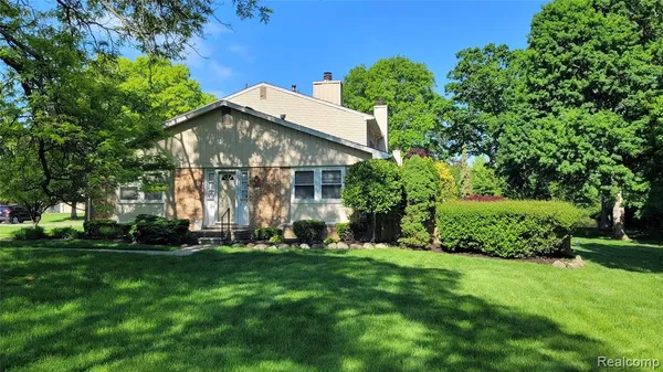 $249,000 | 5370 Breeze Hill Place, Troy, MI 48098