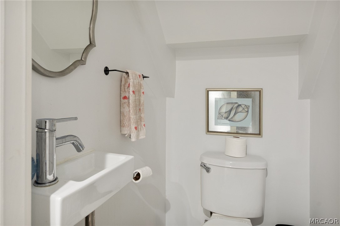 316 Pioneer Road Lake Arrowhead, CA 92352 - Photo 28 of 35 a bathroom with a shower